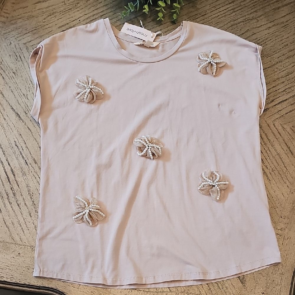Nude Pearl Floral Appliqué Short Sleeve Tee Size M NWT